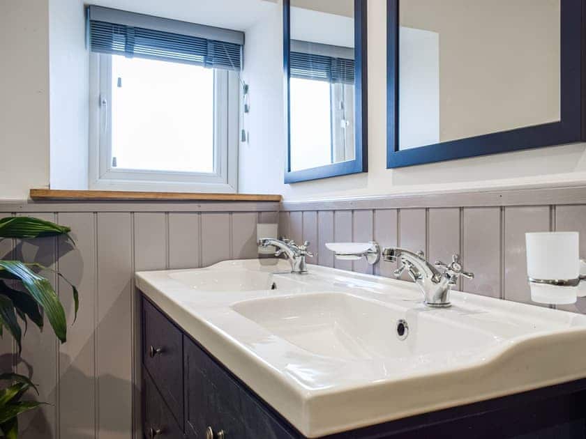Bathroom | Middle Hanter - Acre Luxury Lodges, Stanner, near Kington
