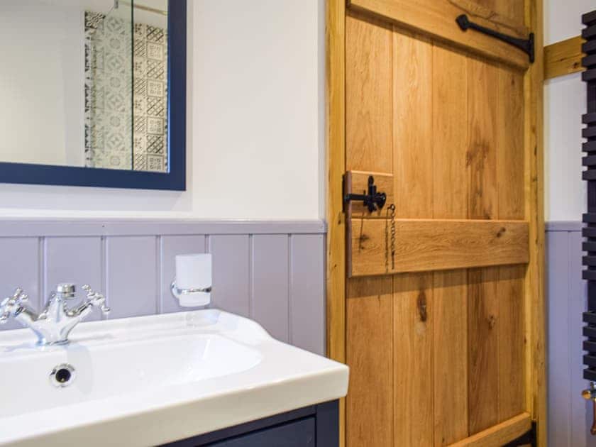 Bathroom | Middle Hanter - Acre Luxury Lodges, Stanner, near Kington