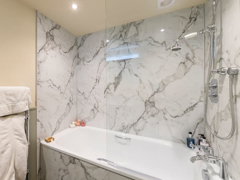 Bathroom | Hampsfell Cottage - Grange Cottages, Grange Over Sands