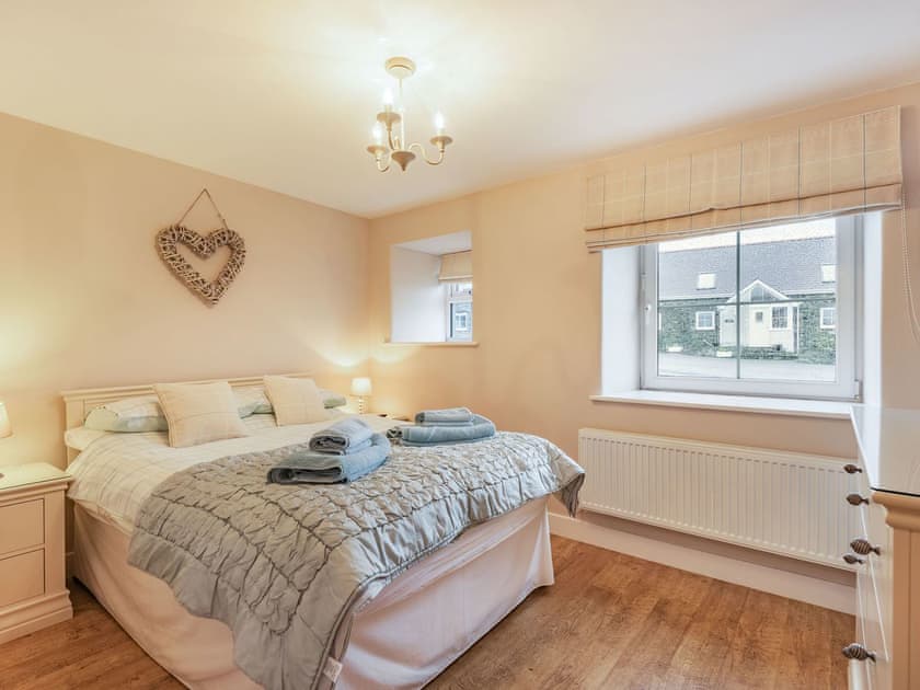 King bedroom | Yr Efail - Penrhyn Farm Cottages, Llanfwrog, near Holyhead