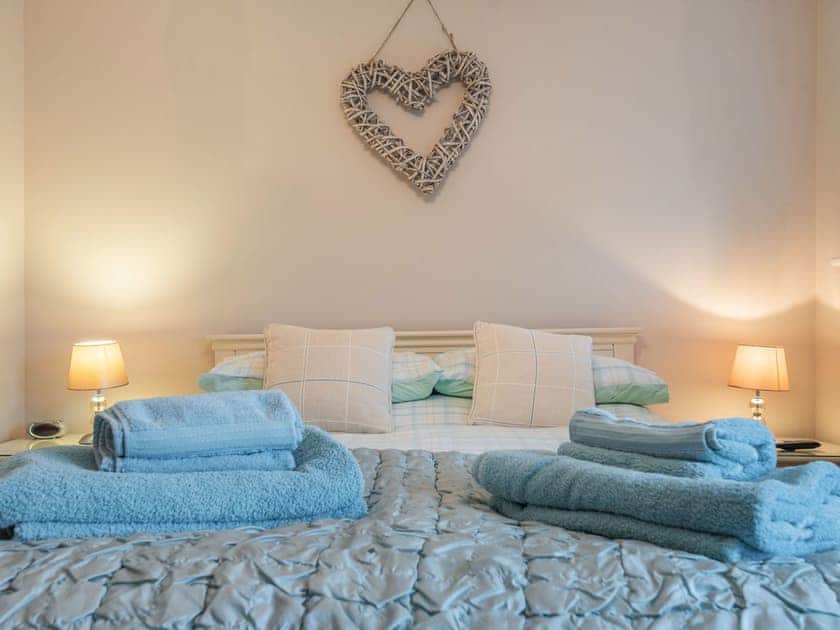 Double bedroom | Yr Efail - Penrhyn Farm Cottages, Llanfwrog, near Holyhead