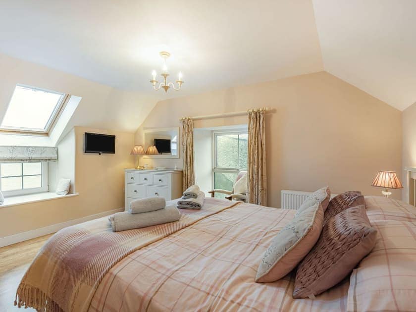 King bedroom | Yr Efail - Penrhyn Farm Cottages, Llanfwrog, near Holyhead