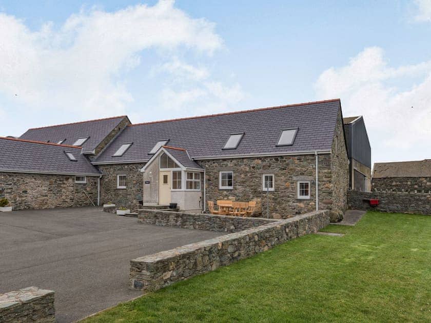 Exterior | Y Beudy - Penrhyn Farm Cottages, Llanfwrog, near Holyhead