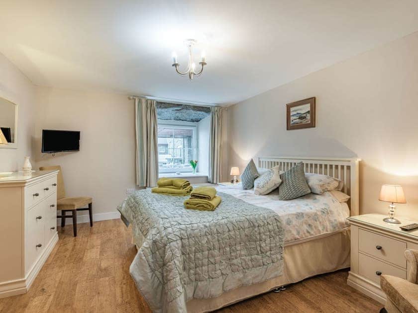 King bedroom | Cwt Drecs - Penrhyn Farm Cottages, Llanfwrog, Anglesey
