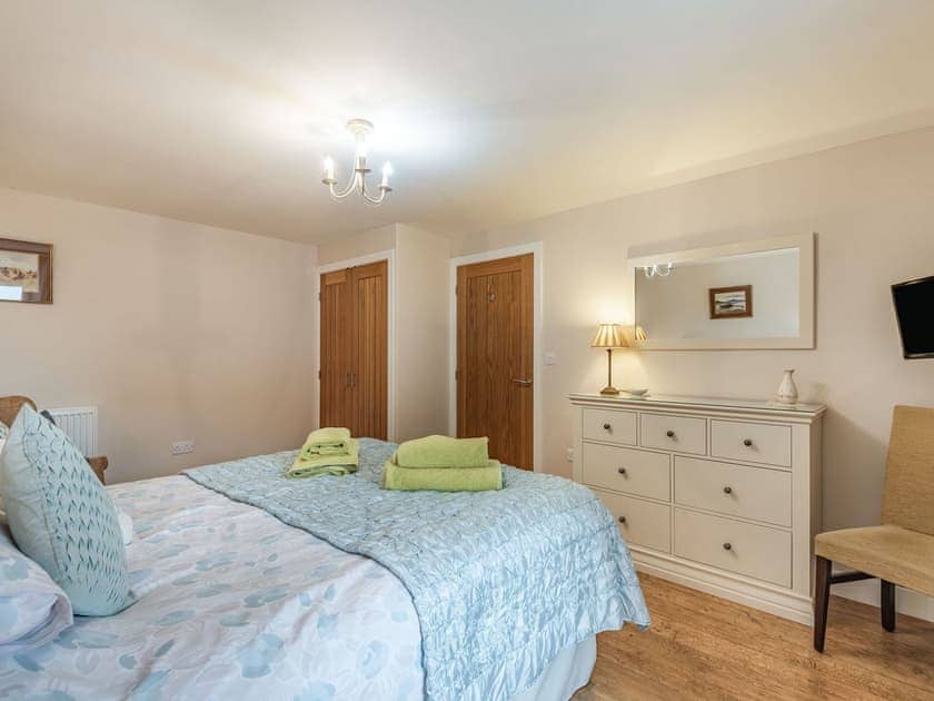 King bedroom | Cwt Drecs - Penrhyn Farm Cottages, Llanfwrog, Anglesey