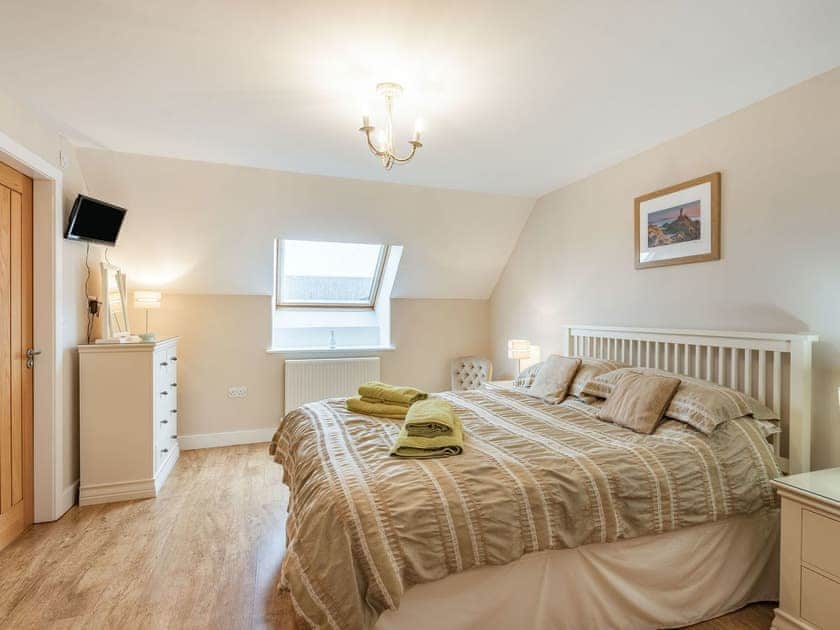 King bedroom | Cwt Drecs - Penrhyn Farm Cottages, Llanfwrog, Anglesey