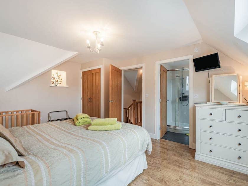 King bedroom | Cwt Drecs - Penrhyn Farm Cottages, Llanfwrog, Anglesey
