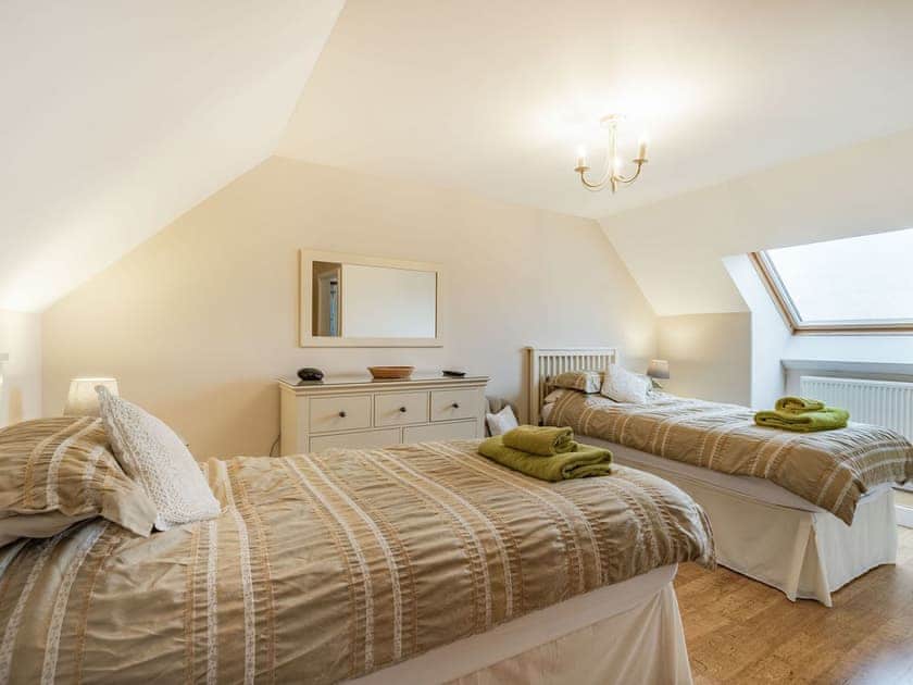 Twin bedroom | Cwt Drecs - Penrhyn Farm Cottages, Llanfwrog, Anglesey