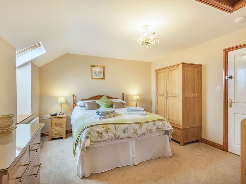 King bedroom | Y Stabal - Penrhyn Farm Cottages, Llanfwrog, Anglesey