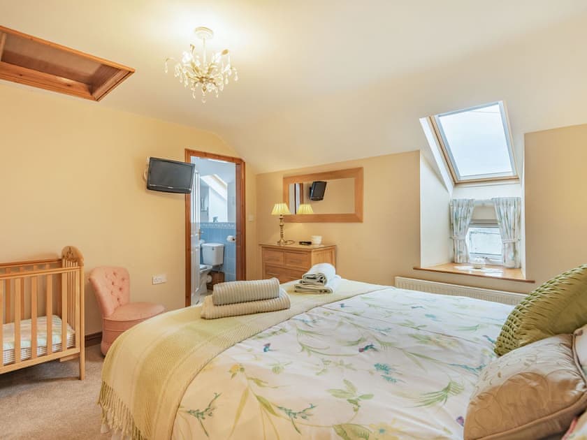 King bedroom | Y Stabal - Penrhyn Farm Cottages, Llanfwrog, Anglesey