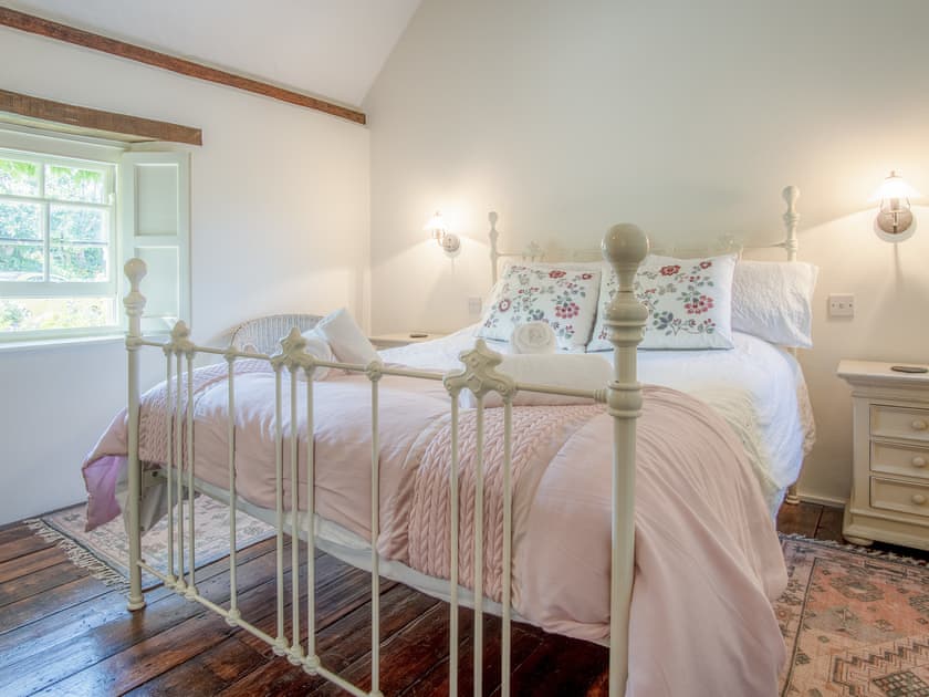 Double bedroom | Primrose Cottage - Summerhill Cottages, Amroth
