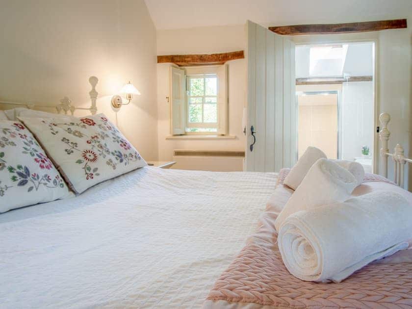 Double bedroom | Primrose Cottage - Summerhill Cottages, Amroth