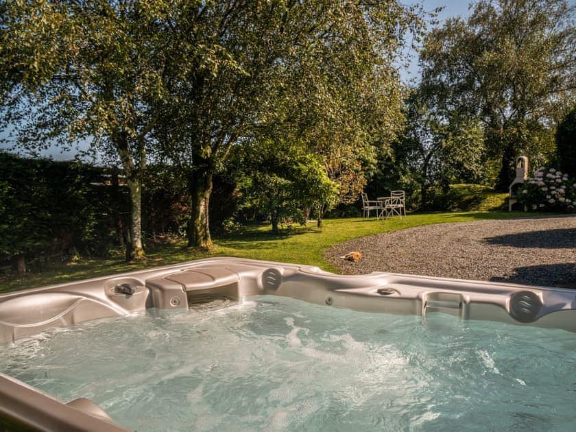 Hot tub | Primrose Cottage - Summerhill Cottages, Amroth