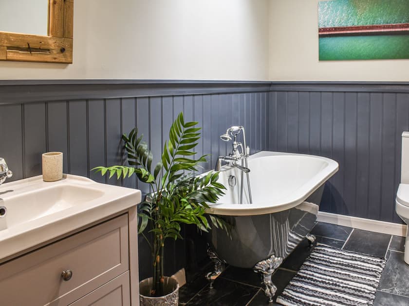 Bathroom | Afonig Loyw, Talybont near Barmouth