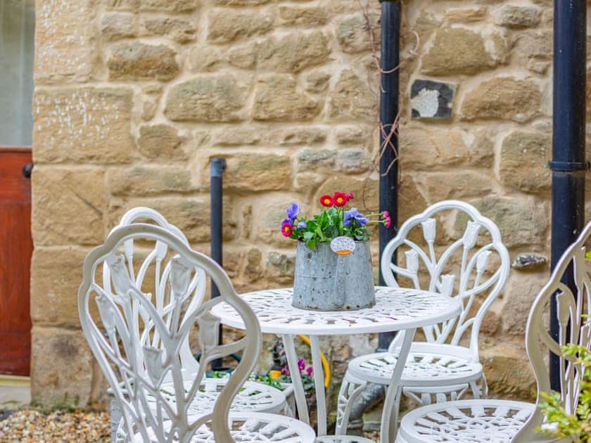 Sitting-out-area | Juliet Cottage - Alnwick Cottages, Alnwick