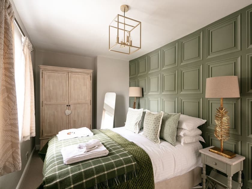 Master bedroom | Yew Tree Cottage, Willsersey, near Broadway