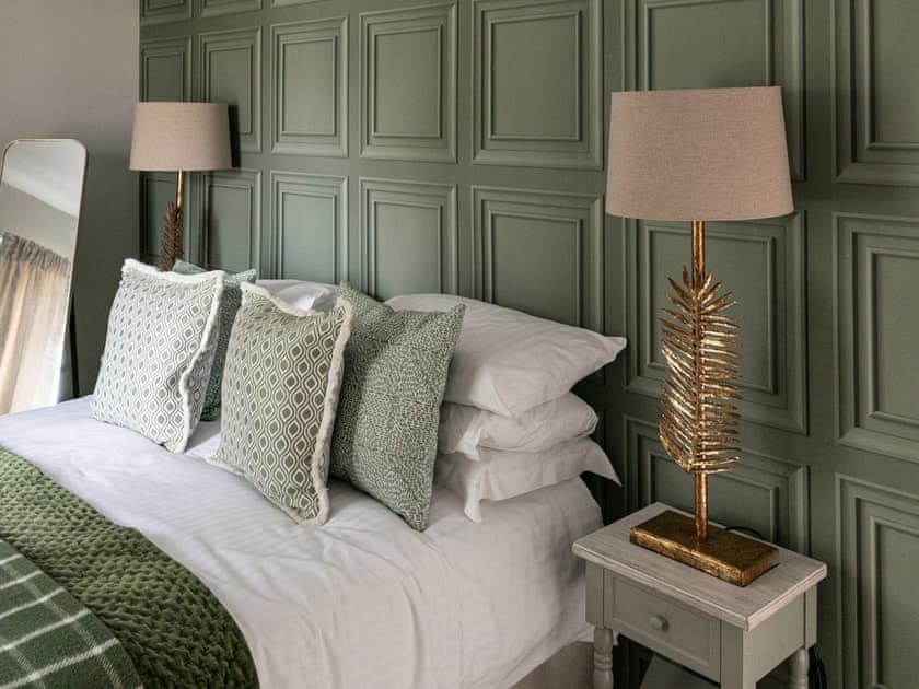 Master bedroom | Yew Tree Cottage, Willsersey, near Broadway