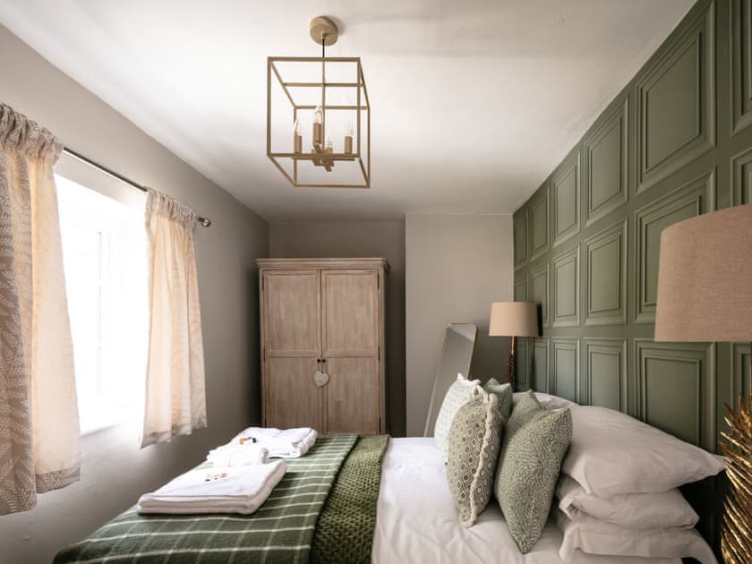 Master bedroom | Yew Tree Cottage, Willsersey, near Broadway