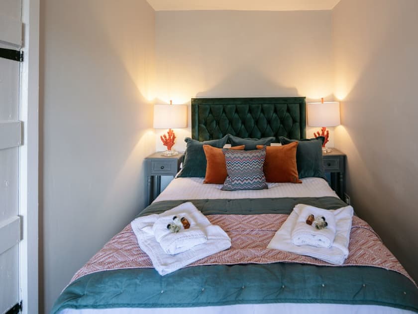 Double bedroom | Yew Tree Cottage, Willsersey, near Broadway