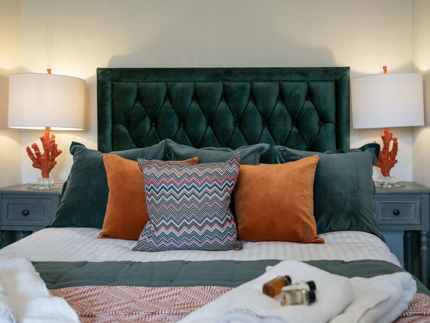 Double bedroom | Yew Tree Cottage, Willsersey, near Broadway