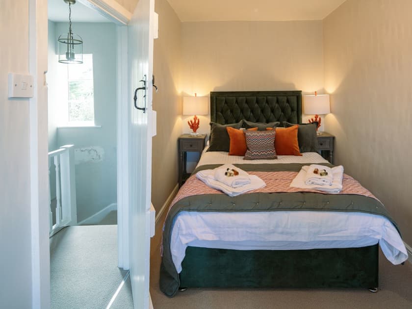 Double bedroom | Yew Tree Cottage, Willsersey, near Broadway