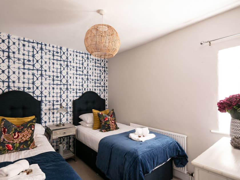 Twin bedroom | Yew Tree Cottage, Willsersey, near Broadway
