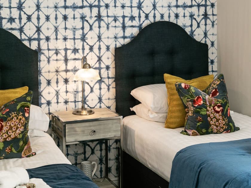 Twin bedroom | Yew Tree Cottage, Willsersey, near Broadway