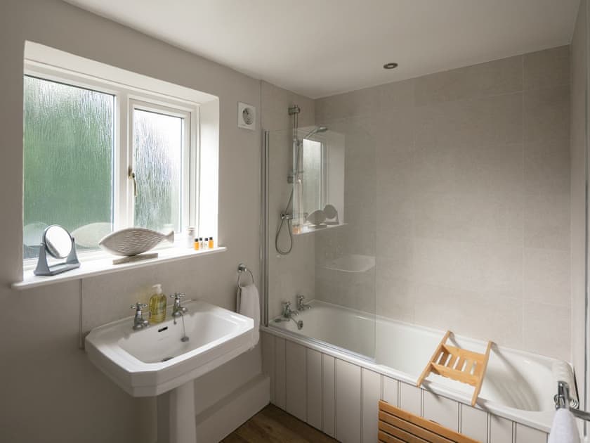 Bathroom | Yew Tree Cottage, Willsersey, near Broadway