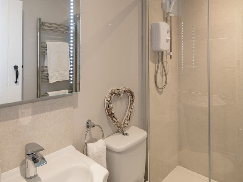 Shower room | Yew Tree Cottage, Willsersey, near Broadway