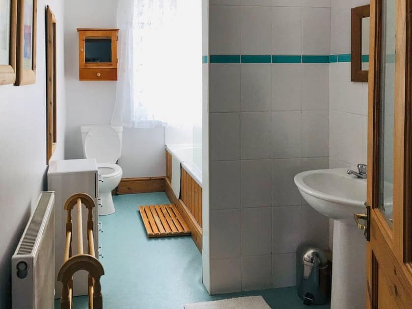 Bathroom | 3 Catherine Cottages, Keswick