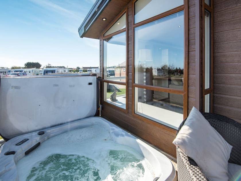 Hot tub | Buff Lake - The Laurels, Addlethorpe, near Skegness
