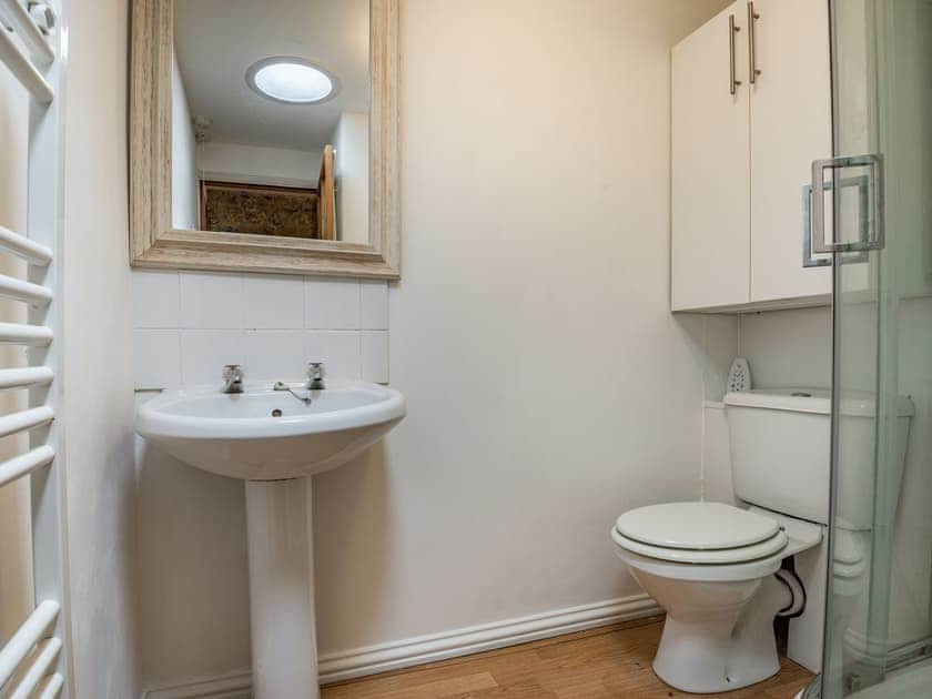 Shower room | Maple Tree Cottage - Rockenhayne Farmstead, Branscombe