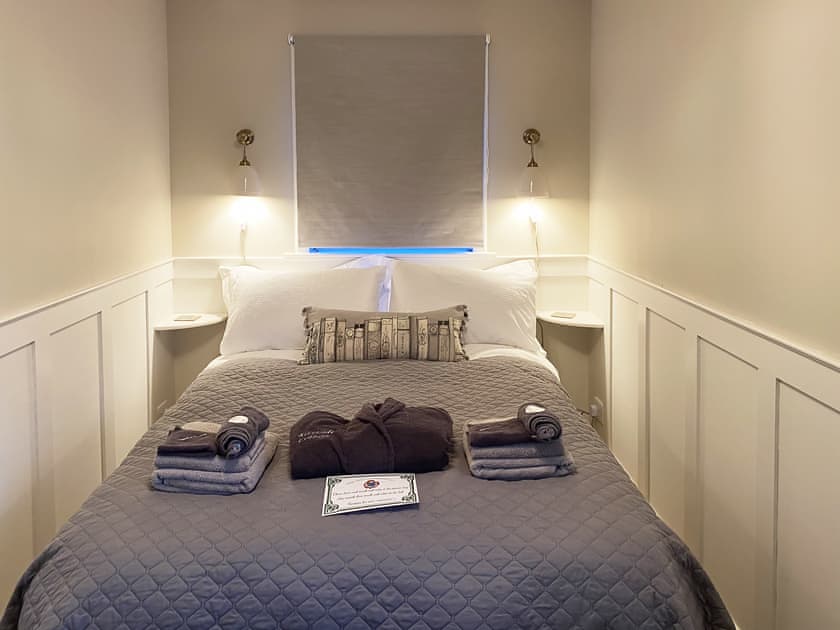 Double bedroom. 100% cotton, hotel quality bedding. Anti allergic pillows and quilt. Alexa for music/ radio/alarm  | Riverside Cottage, Drumnadrochit, near Loch Ness