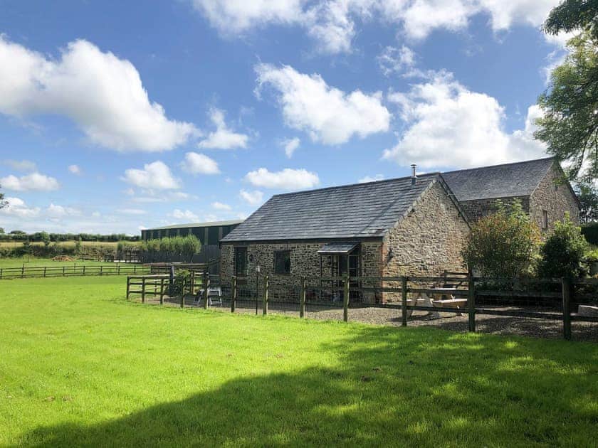 Setting | The Little Barn, Holsworthy