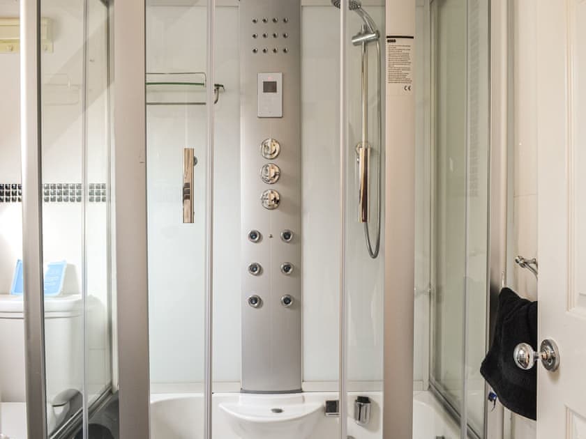 Shower room | Peacock Cottage - Coity Bach, Talybont-On-Usk
