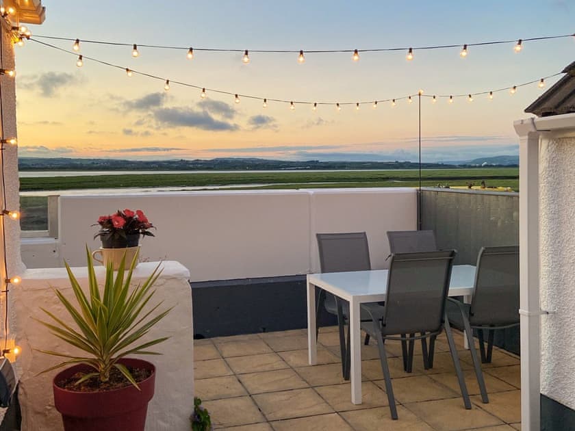 Patio | Tyr LLyr, Penclawdd