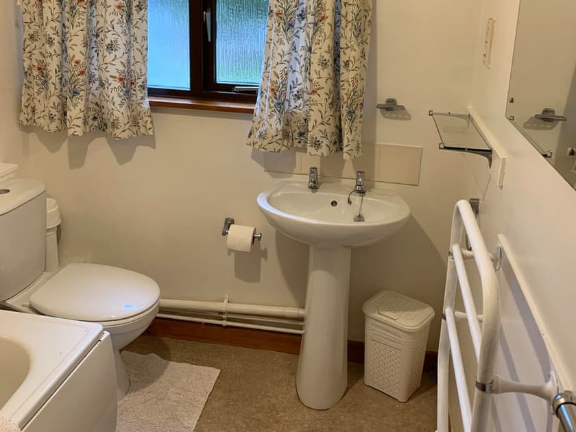 Bathroom | Oak Lodge - Wayside Lodges, Bromham