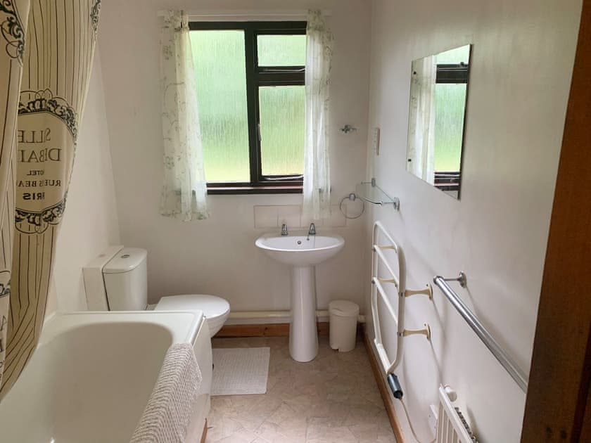Bathroom | Sycamore Lodge - Wayside Lodges, Bromham