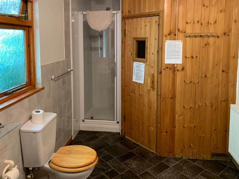 Bathroom | Chestnut Lodge - Wayside Lodges, Bromham