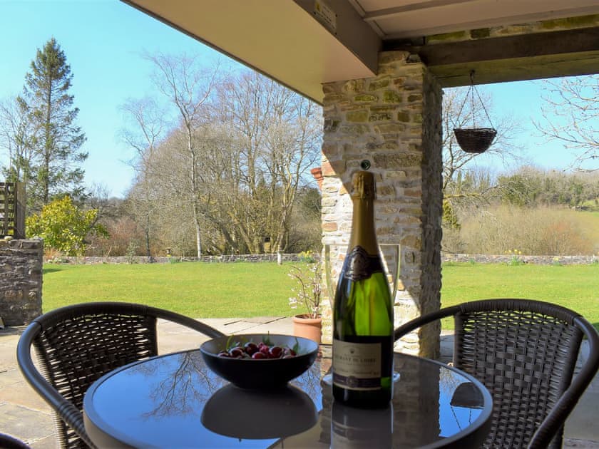 Sitting-out-area | Crofter’s Barn, Brentor