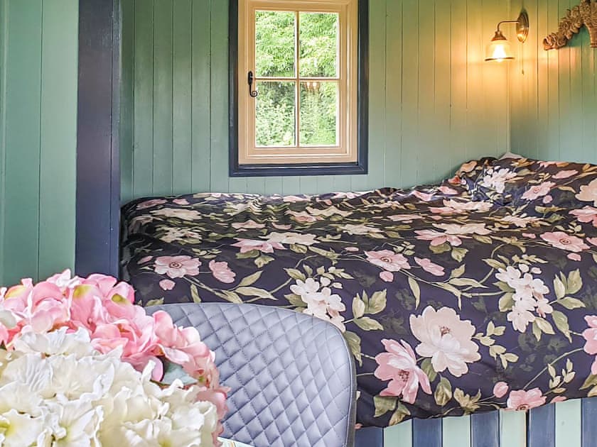 Double bedroom | Dorset Alpaca Shepherd’s Hut, Dorchester