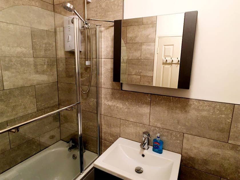 Bathroom | Gloucester Apartment - Gloucester Apartments, Bristol
