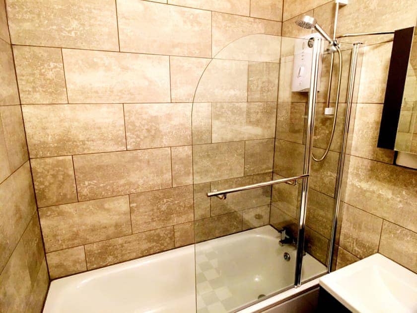 Bathroom | Gloucester Apartment - Gloucester Apartments, Bristol