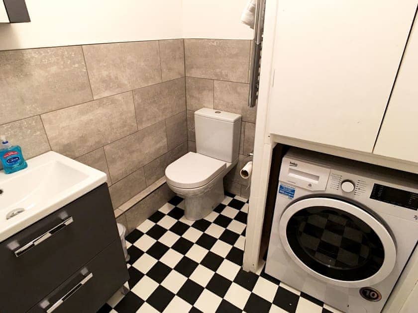 Bathroom | Gloucester Apartment - Gloucester Apartments, Bristol