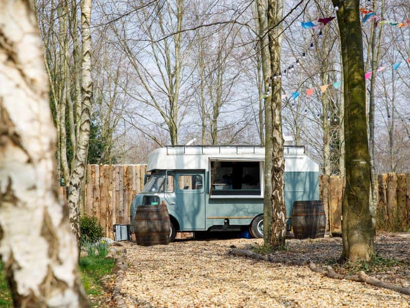 Outdoor eating area | The Rubbing House, Goodwood, near Chichester