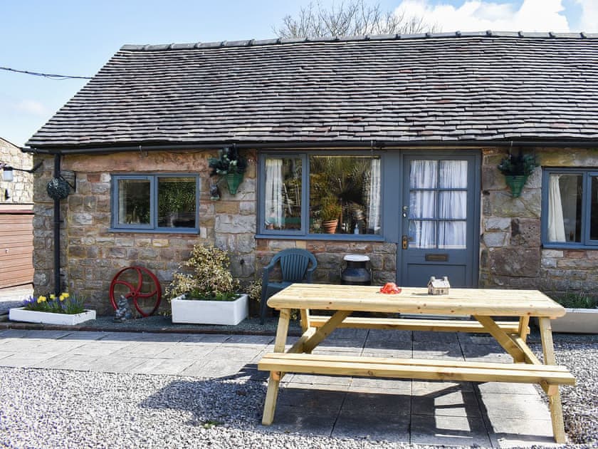 Outdoor eating area | Stable Cottage - Broomyshaw Farm, Leek