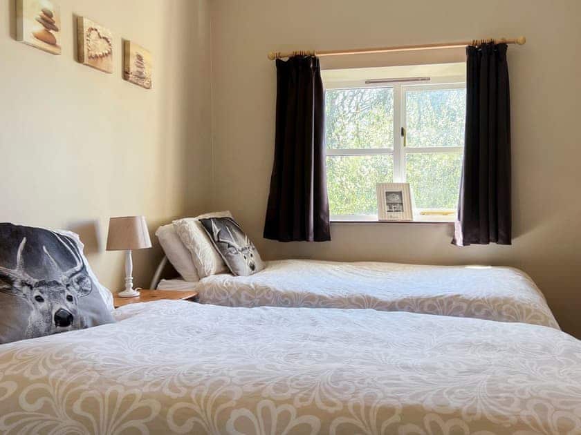 Twin bedroom | Anrhegfan - Penrhiw Pistyll Cottages, New Quay