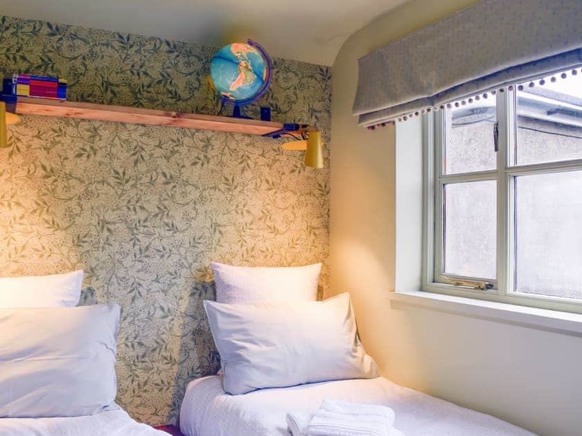 Twin bedroom | Carmel, Trefor