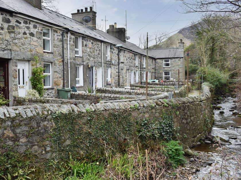 Setting | Carmel, Trefor