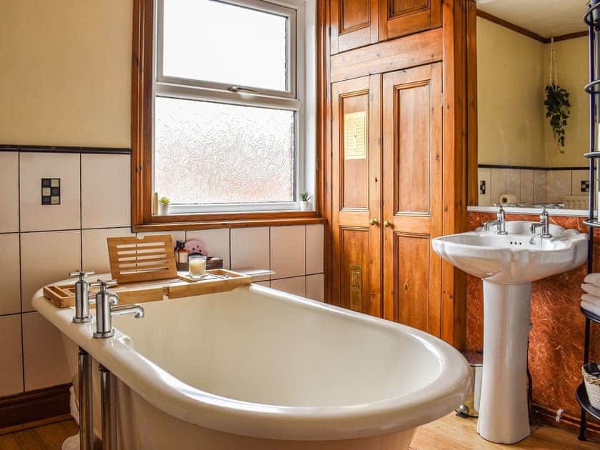 Bathroom | Stonesthrow Townhouse, Leek